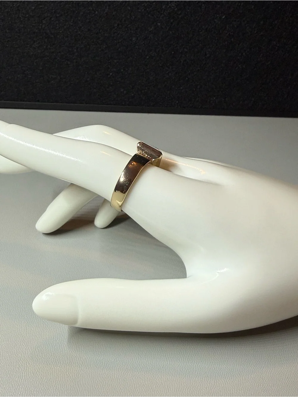 Gold Tone Square Crystal Ring – Size 8 🗽🖤